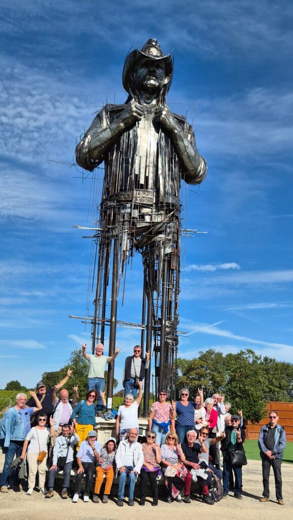 La SSR 3 C 44 devant la statue de Lemmy Kilmister au Hellfest. Œuvre de Caroline Brisset Mai 2022
